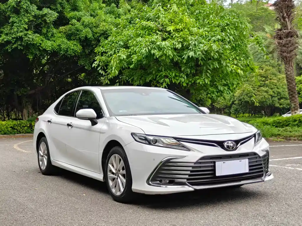 Toyota Camry 2022 — фото 1