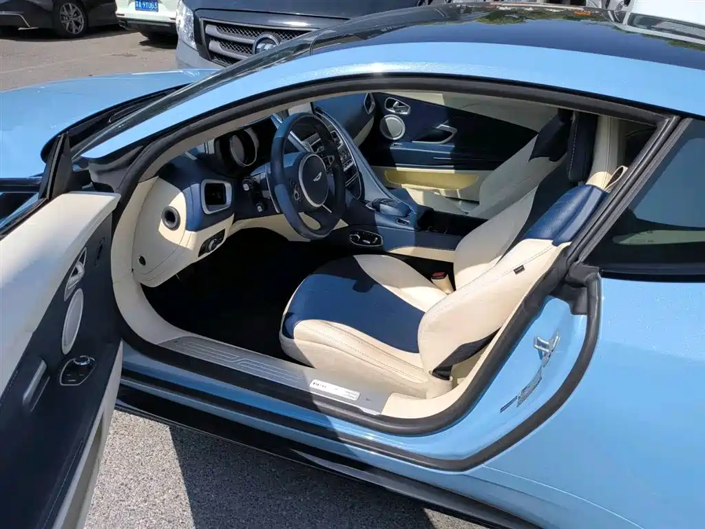 Aston Martin DB11 2020 — фото 10