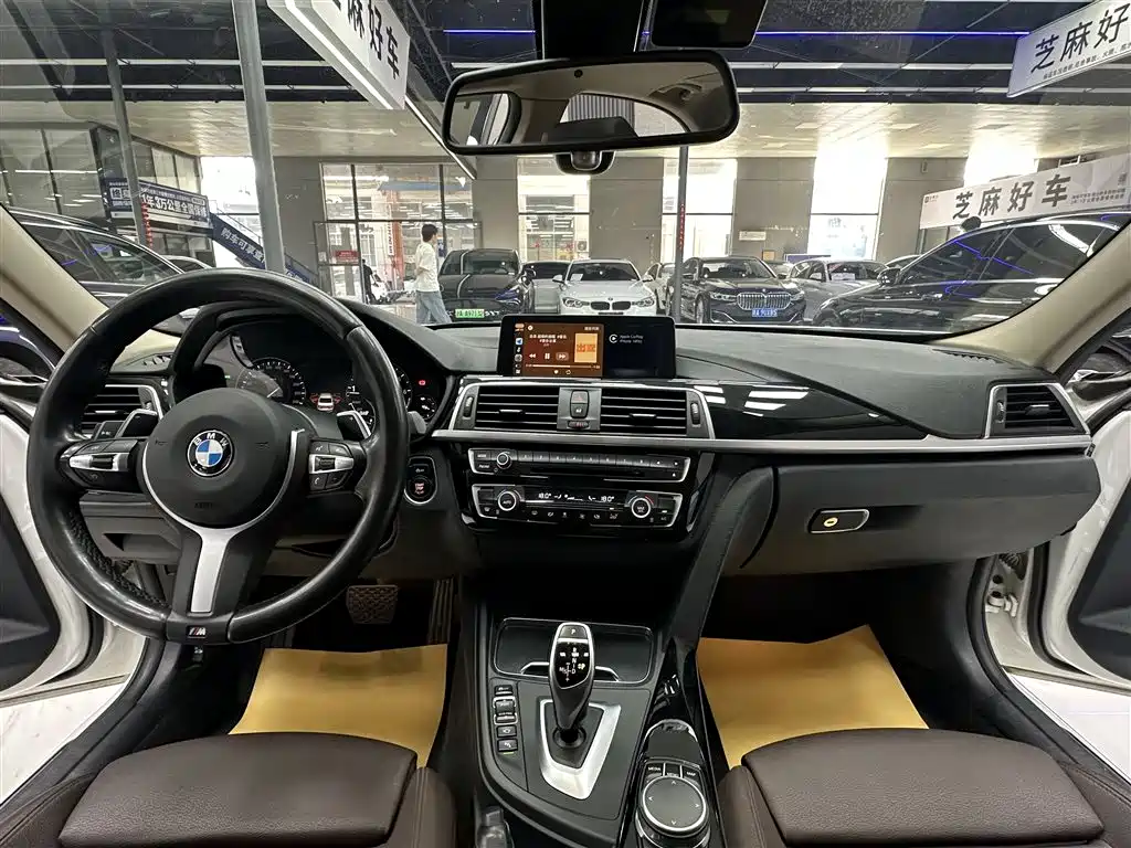 BMW 3 Series 2019 — фото 11
