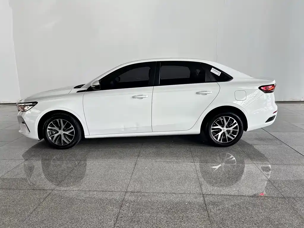 Geely Emgrand 2023 — фото 2