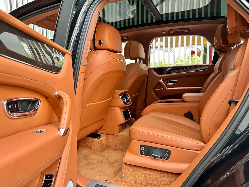 Bentley Bentayga 2019 — фото 15