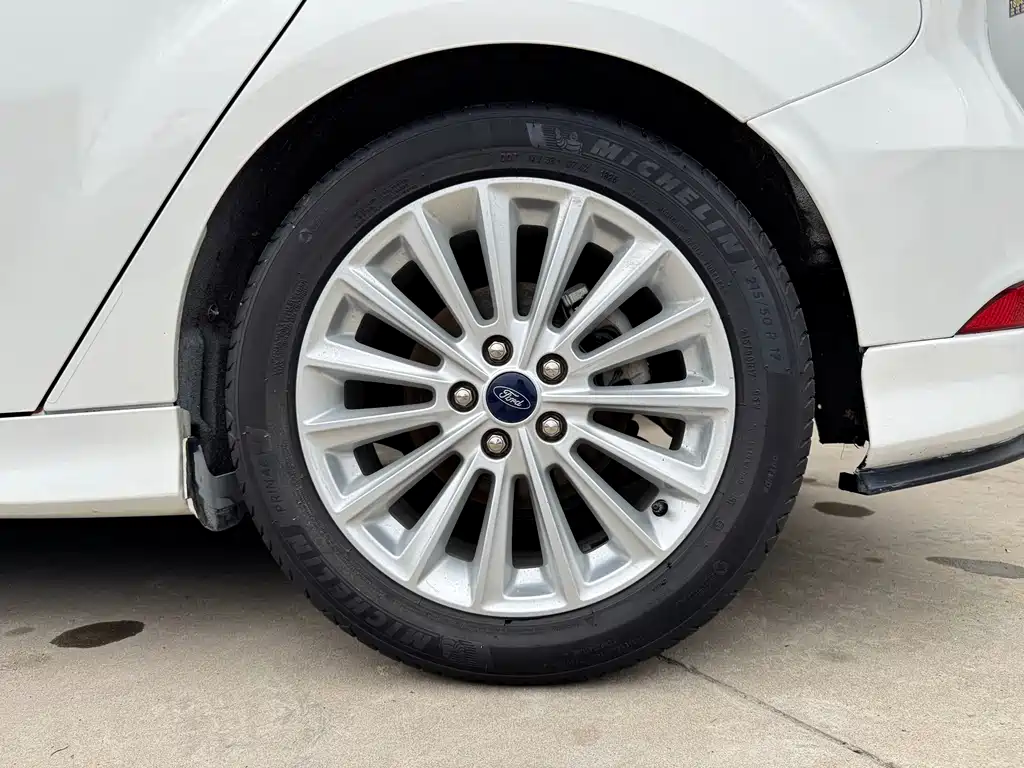 Ford Focus 2018 — фото 11