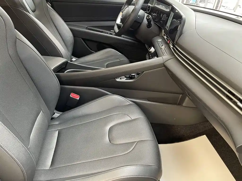 Hyundai Elantra 2024
