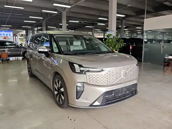 Volvo EM90 2024