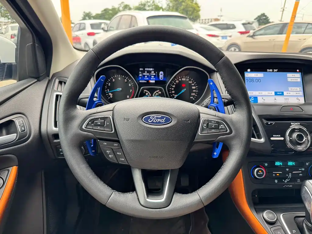 Ford Focus 2018 — фото 16
