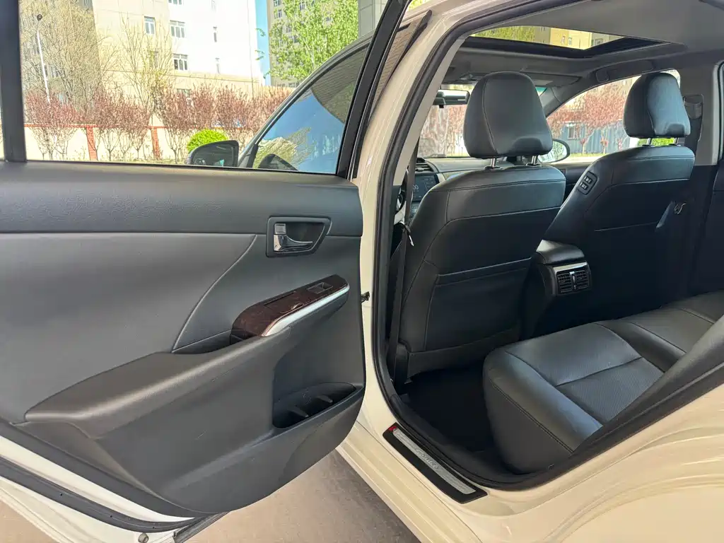 Toyota Camry 2016 — фото 11