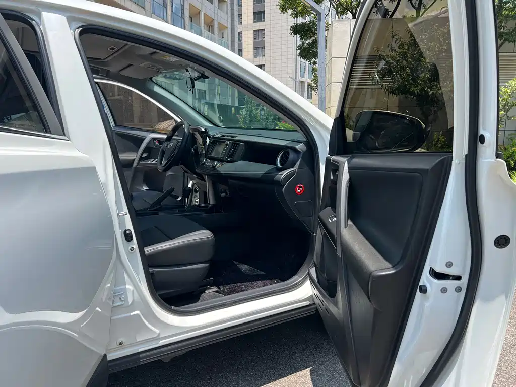 Toyota RAV4 2019 — фото 6