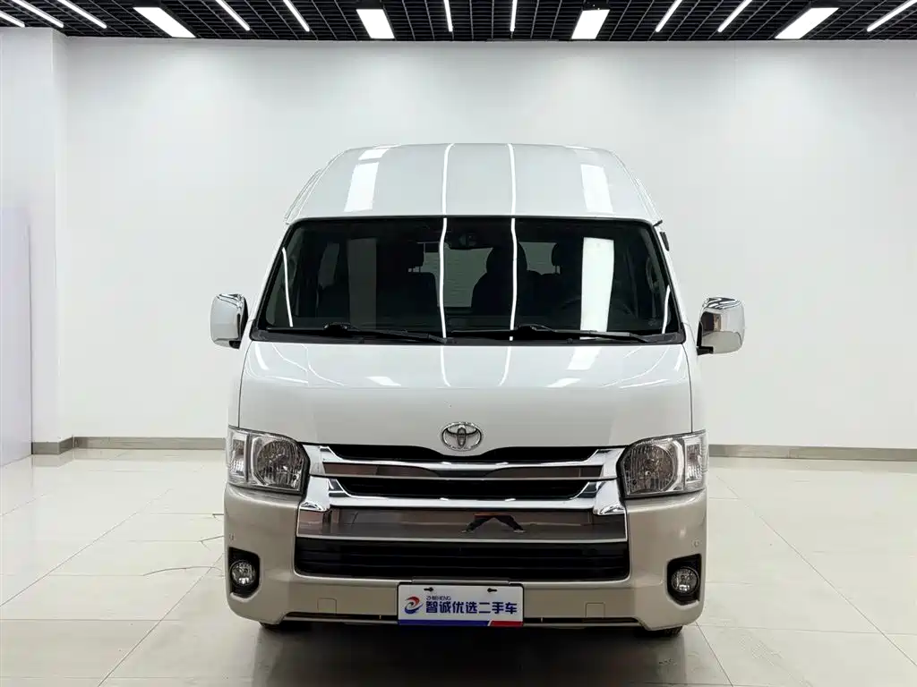 Toyota Hiace 2017 — фото 2