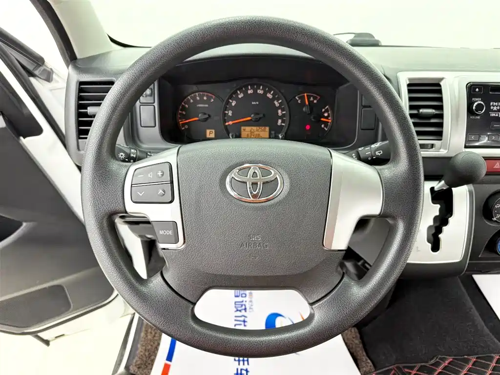 Toyota Hiace 2017 — фото 11