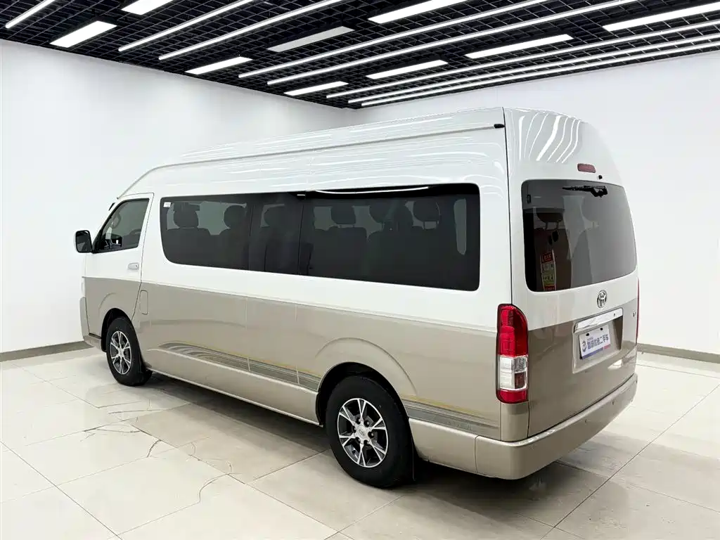 Toyota Hiace 2017 — фото 16