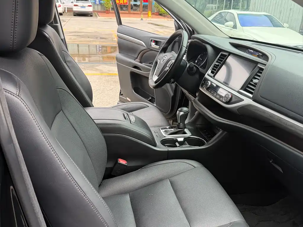 Toyota Highlander 2018 — фото 11