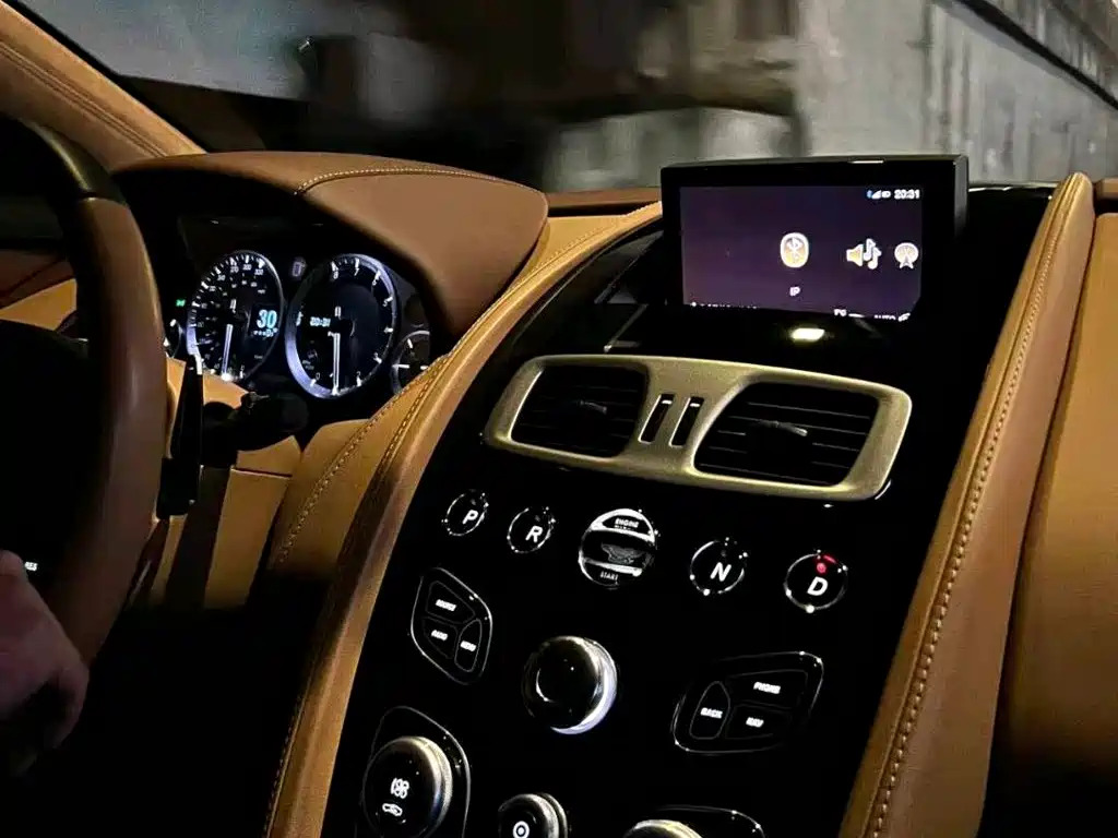 Aston Martin Rapide 2018 — фото 11