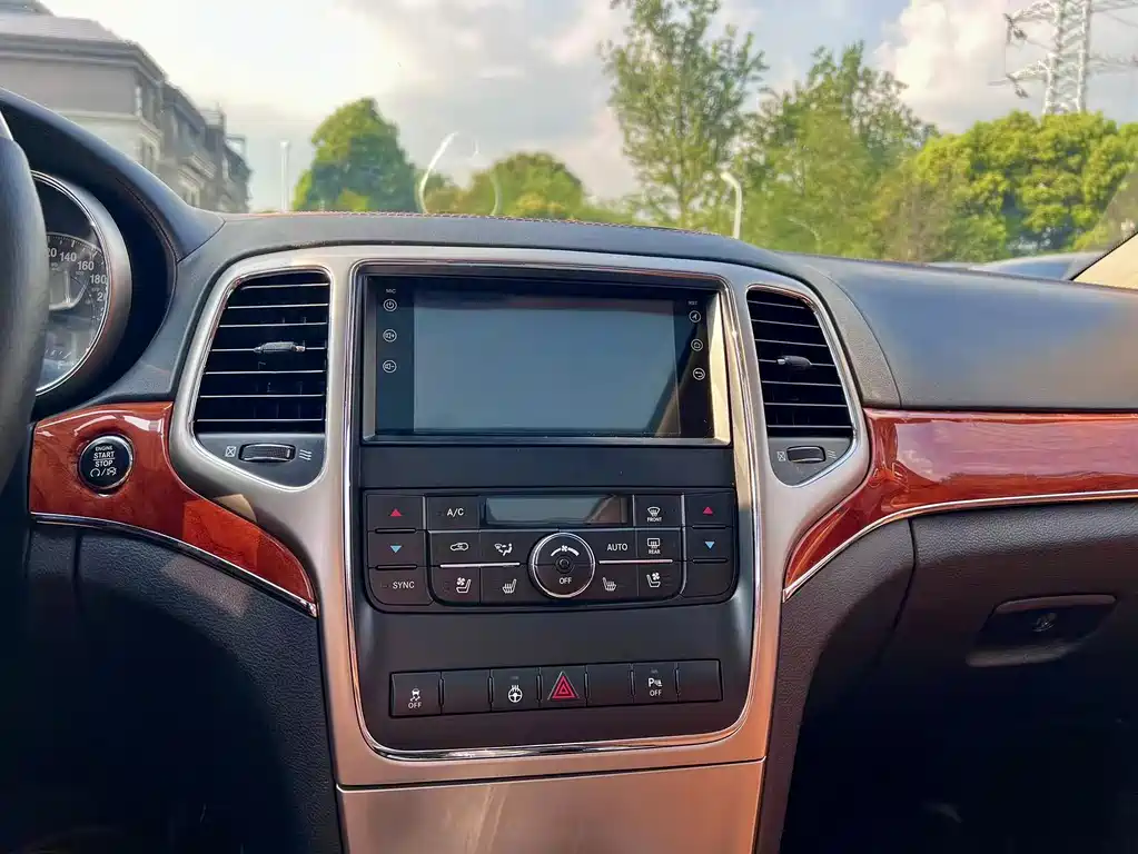 Jeep Grand Cherokee 2012 — фото 13