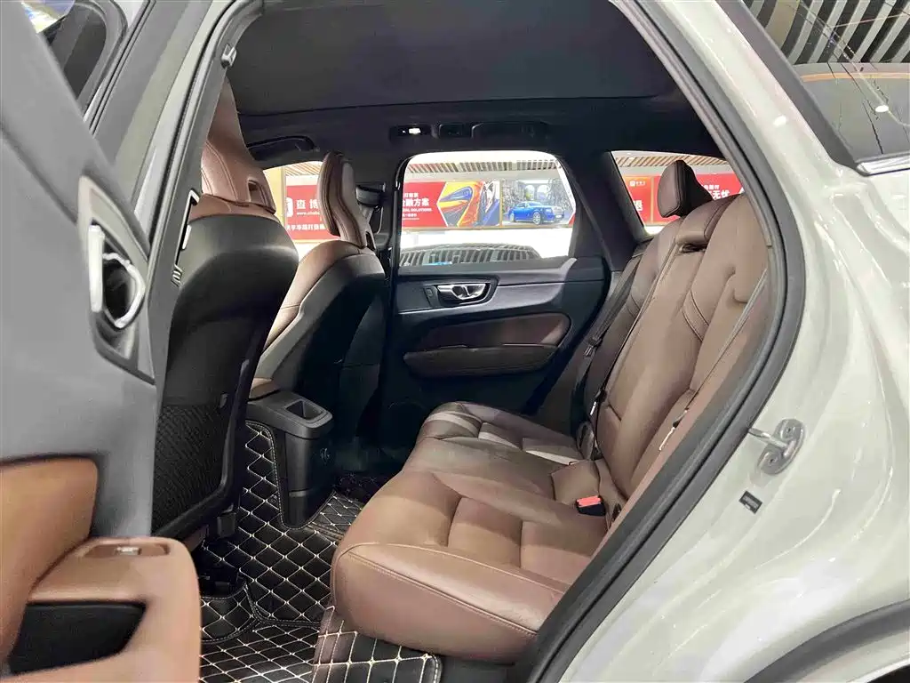 Volvo XC60 PHEV 2023 — фото 12