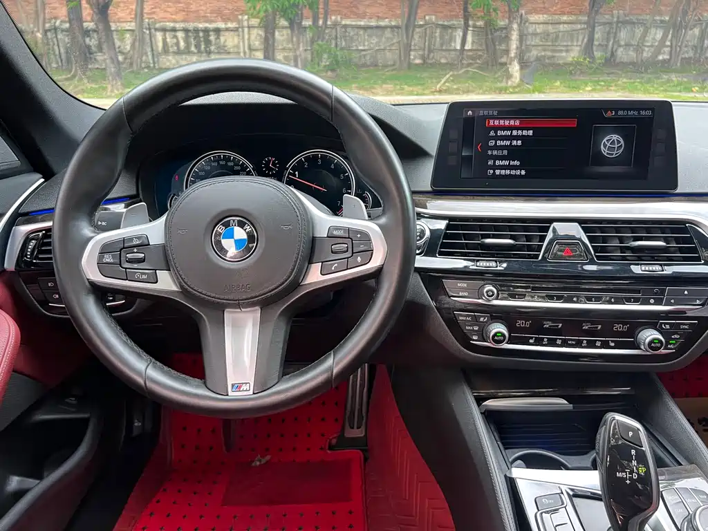 BMW 5 Series 2017 — фото 16