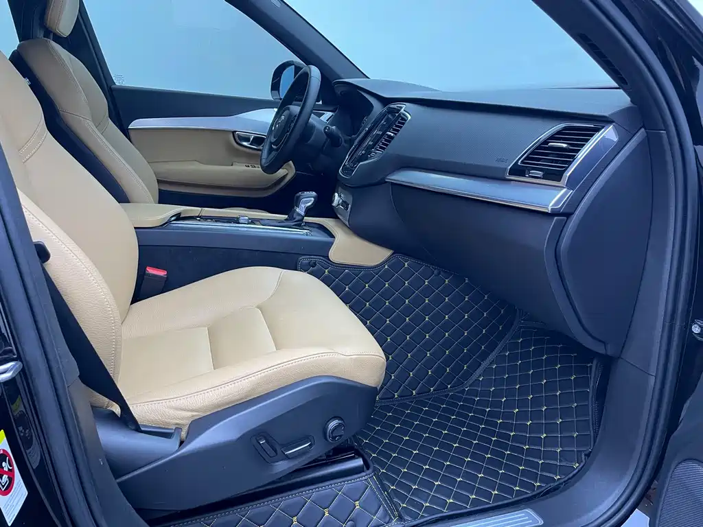 Volvo XC90 2018 — фото 12