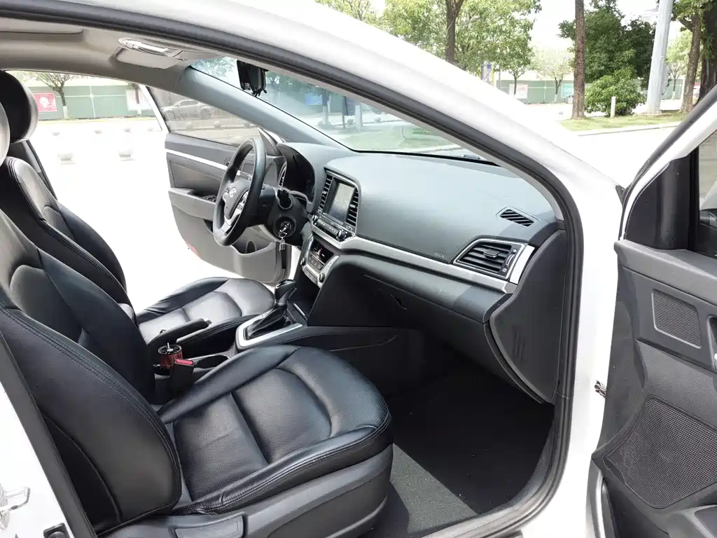 Hyundai Elantra 2017 — фото 13