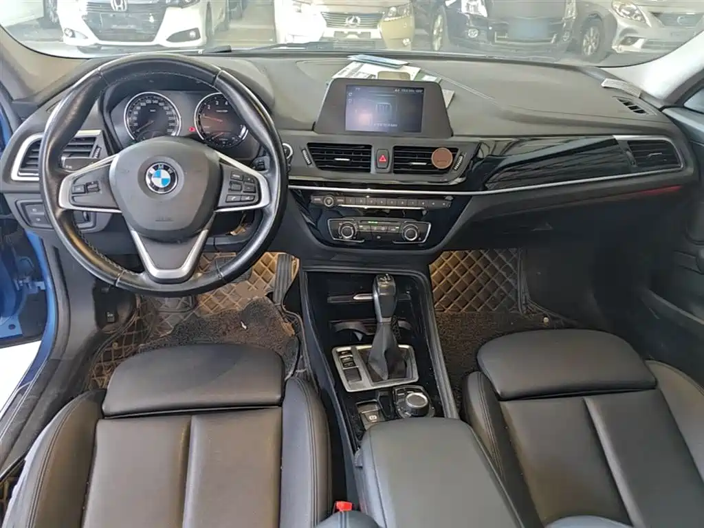 BMW 1 Series 2018 — фото 10