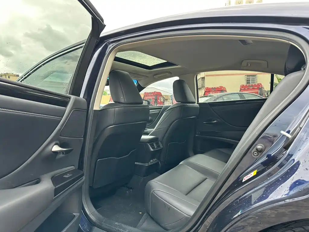 Lexus ES 2019