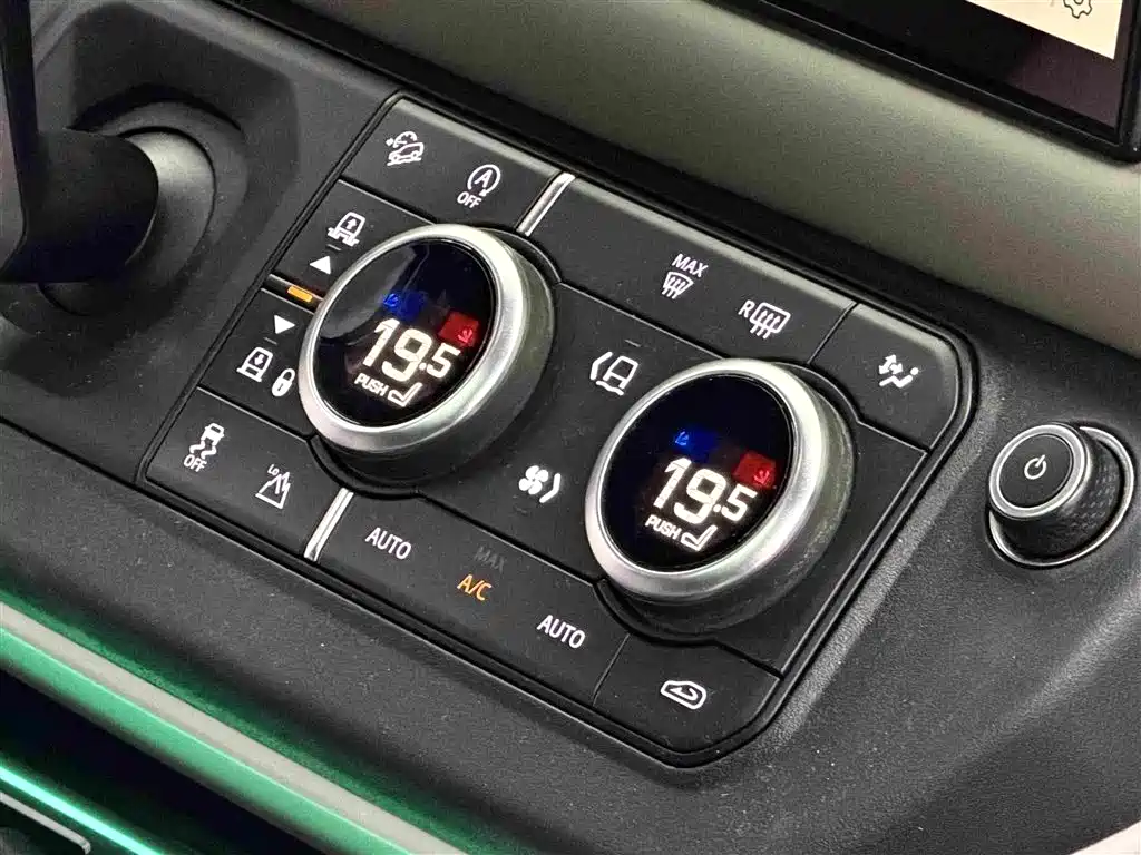 Land Rover Defender 2021 — фото 15