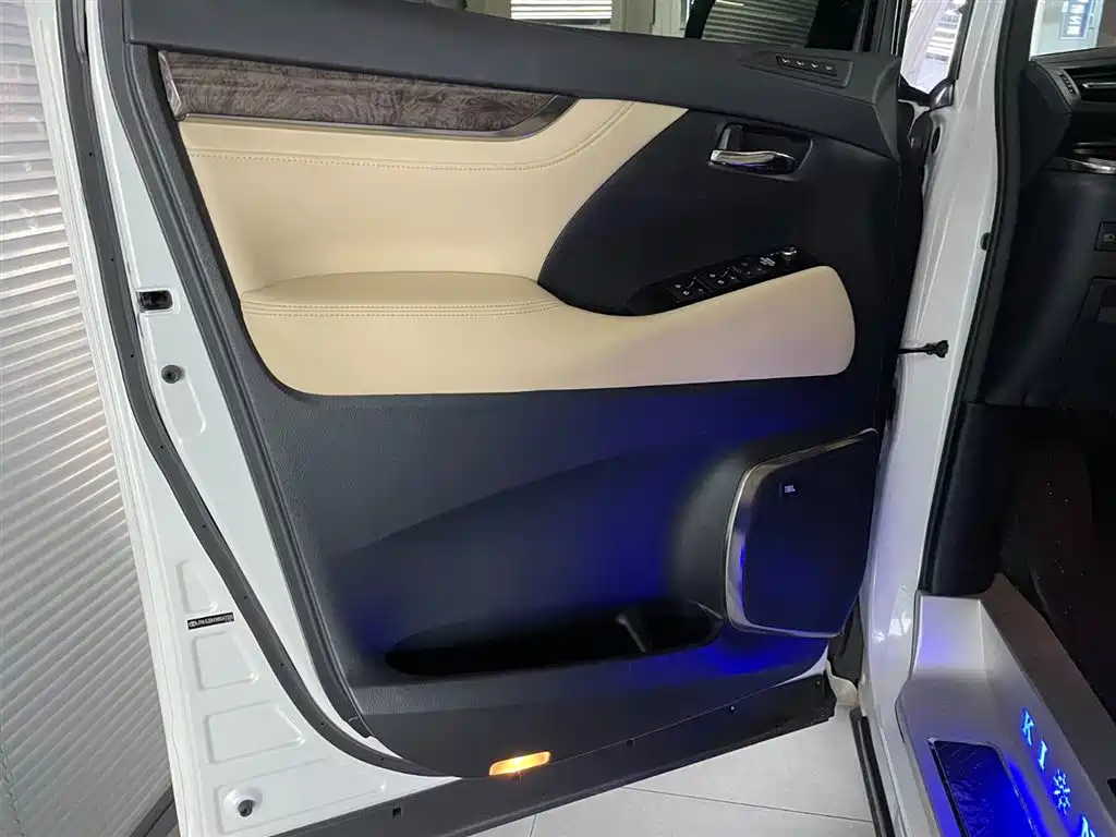 Toyota Alphard 2021 — фото 13