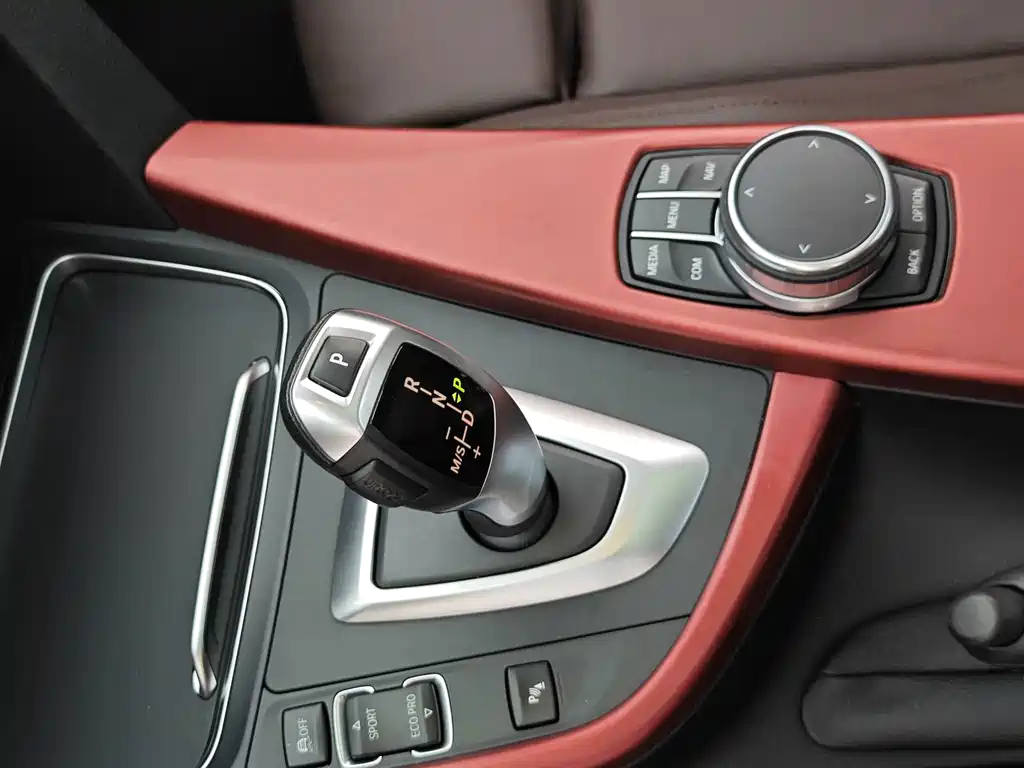 BMW 3 Series 2019 — фото 21
