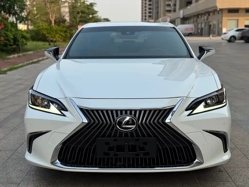 Lexus ES 2019 — фото 1