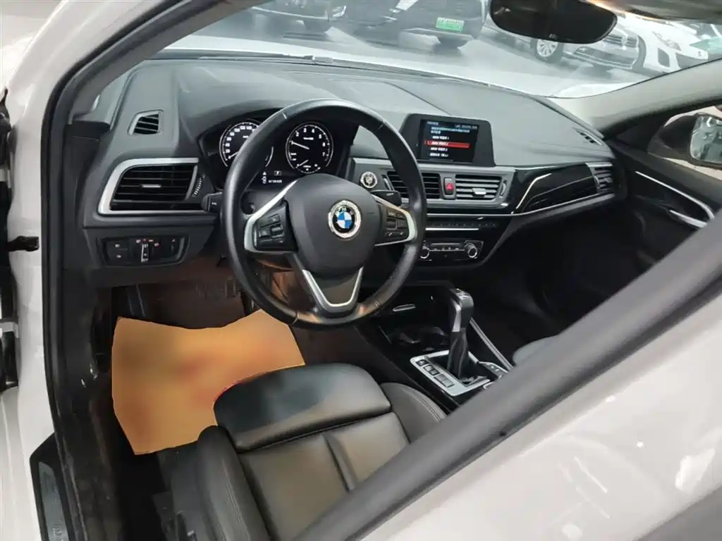 BMW 1 Series 2019 — фото 10