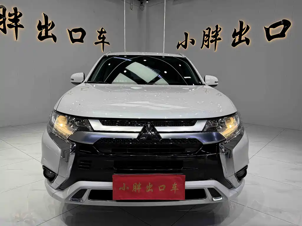 Mitsubishi Outlander 2023 — фото 4