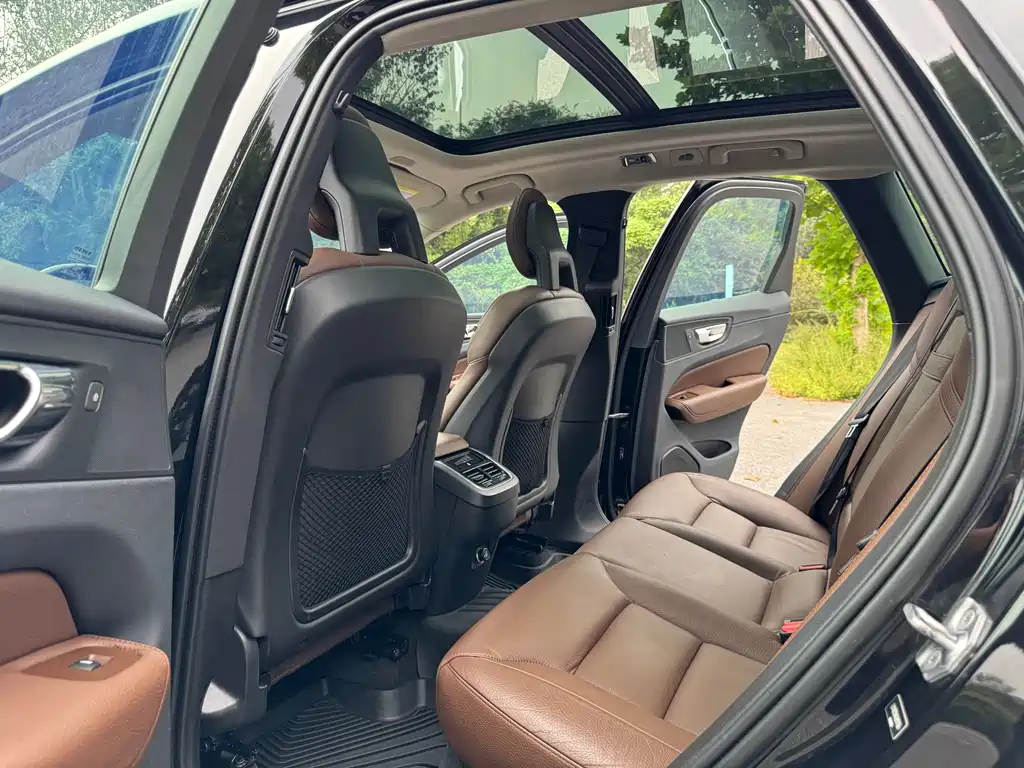 Volvo XC60 2018 — фото 15