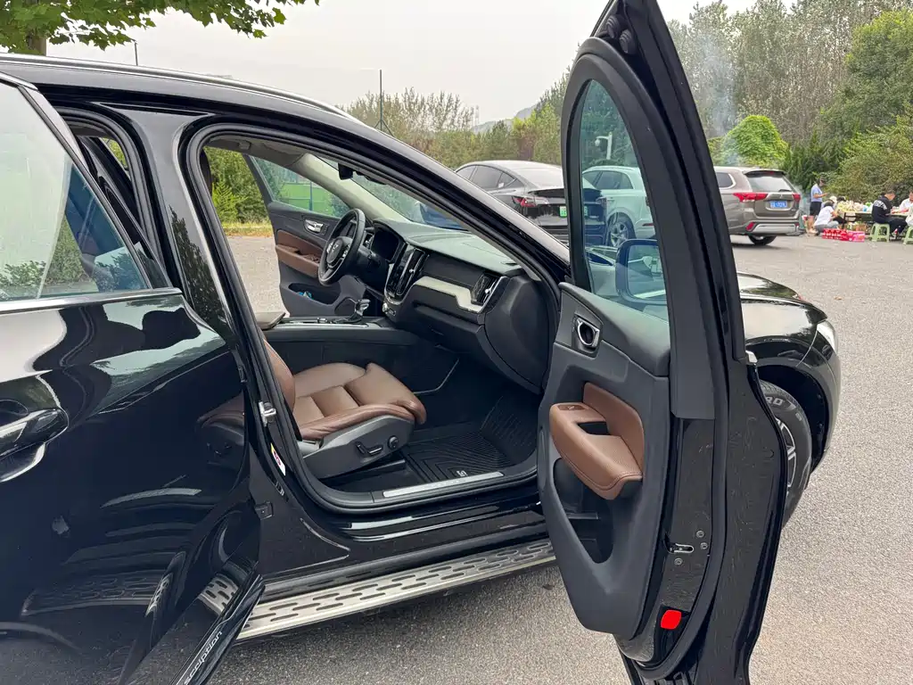 Volvo XC60 2018 — фото 16