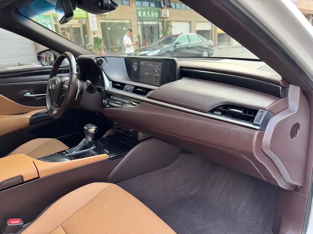 Lexus ES 2019 — фото 12