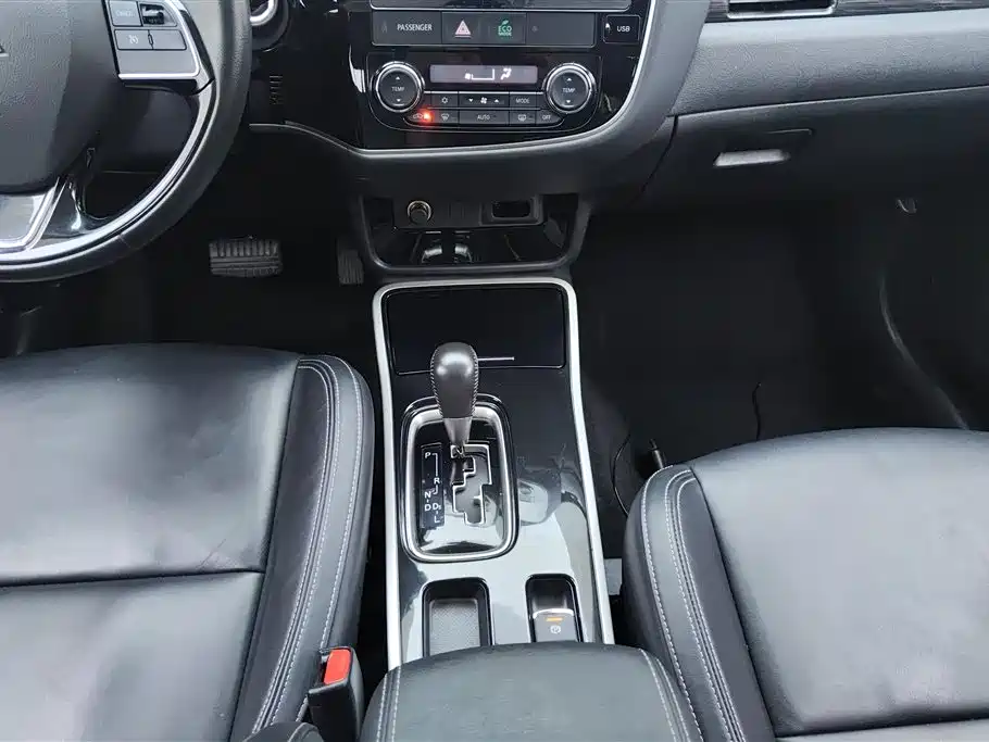 Mitsubishi Outlander 2020 — фото 16