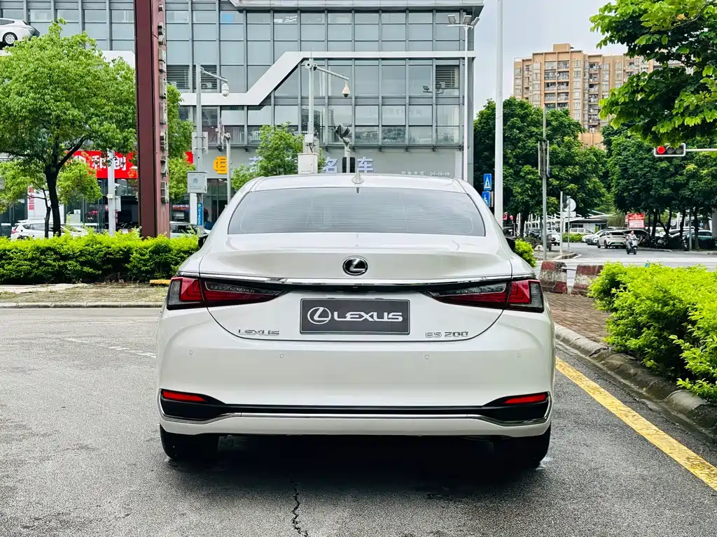 Lexus ES 2023
