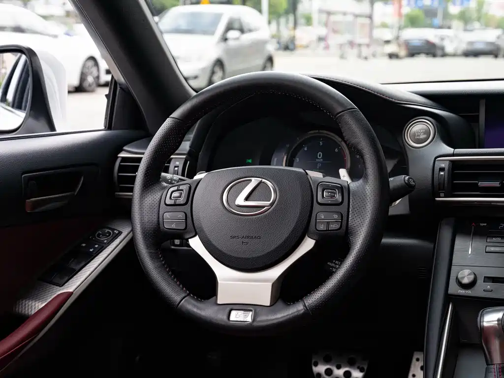 Lexus IS 2017 — фото 14