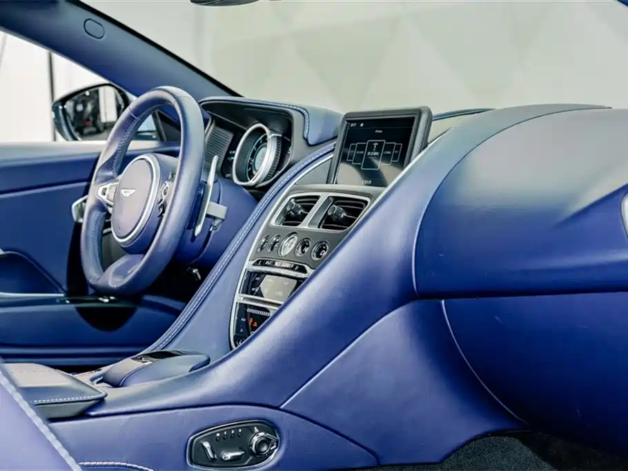 Aston Martin DB11 2019 — фото 18