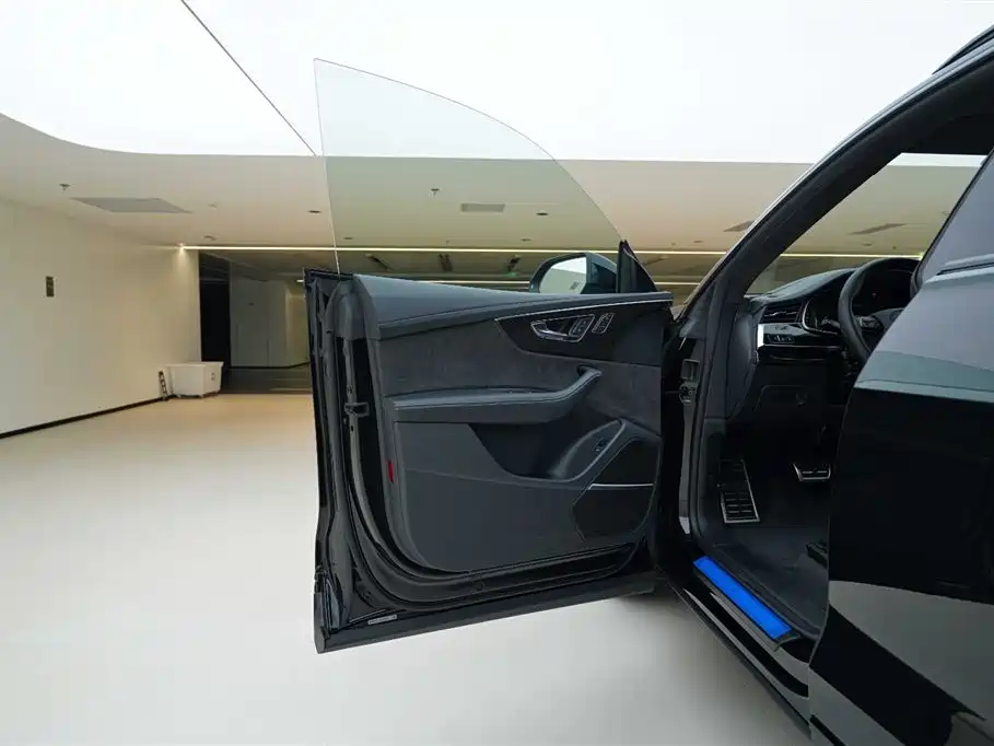 Audi Q8 2023 — фото 17