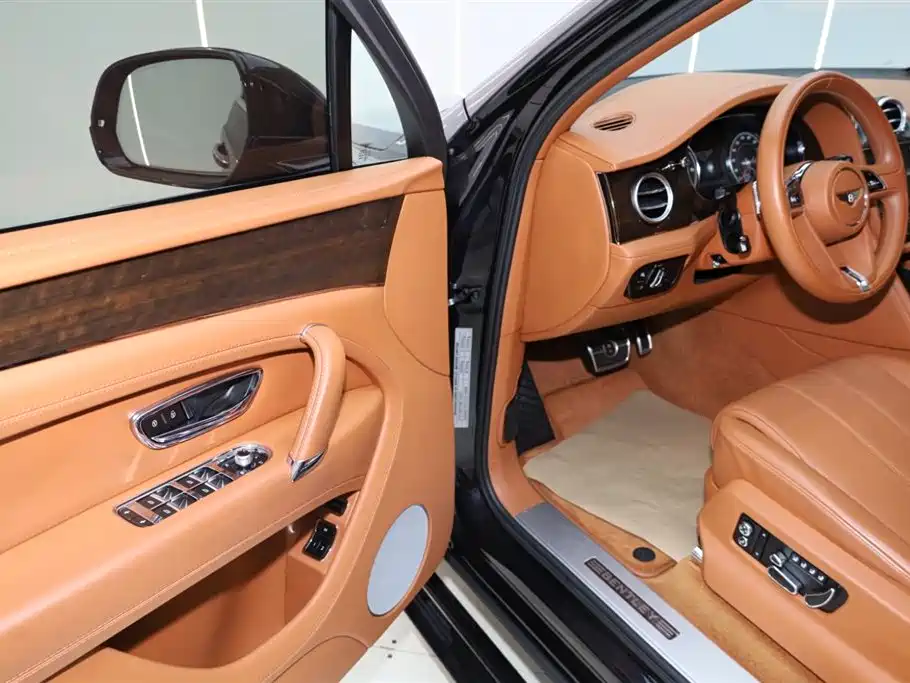 Bentley Bentayga 2018 — фото 18