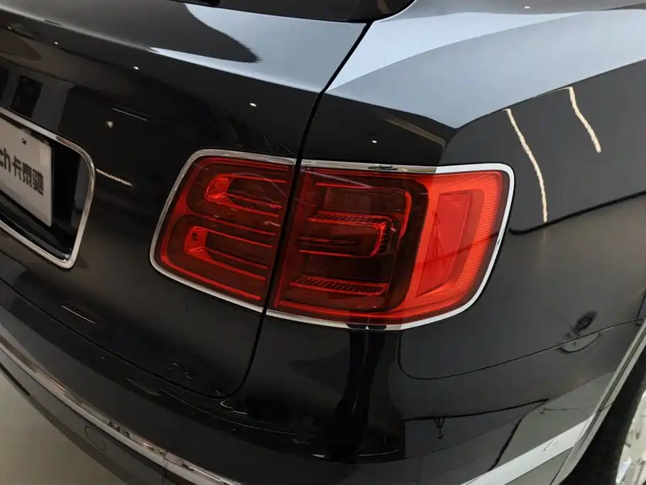 Bentley Bentayga 2018 — фото 11