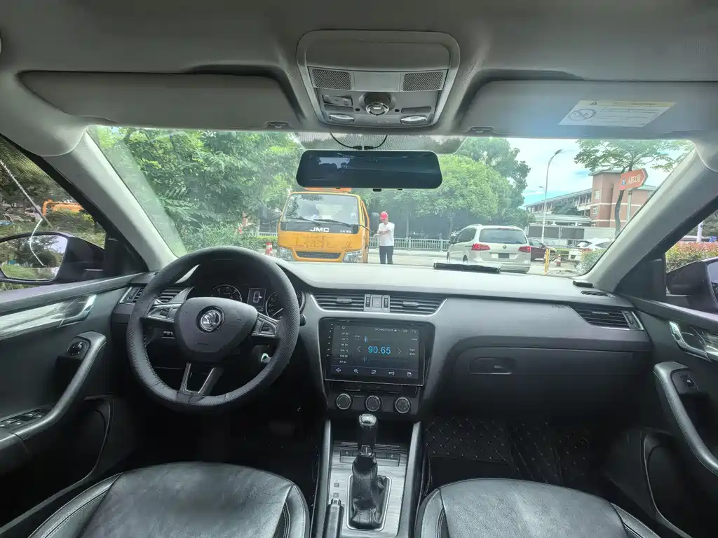 Skoda Octavia 2017 — фото 14