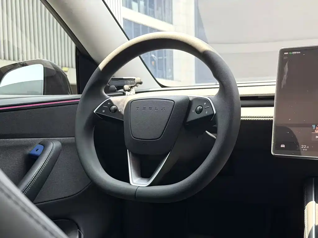 Tesla Model Y 2025 — фото 4
