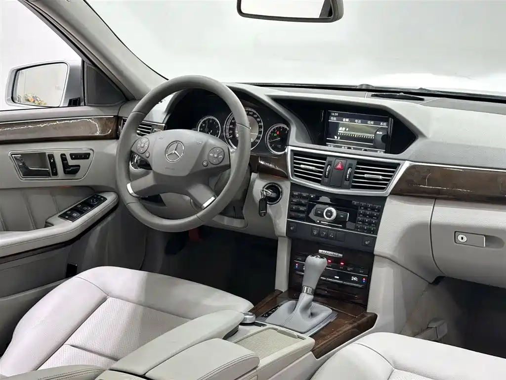 Mercedes-Benz E-Class 2011 — фото 12