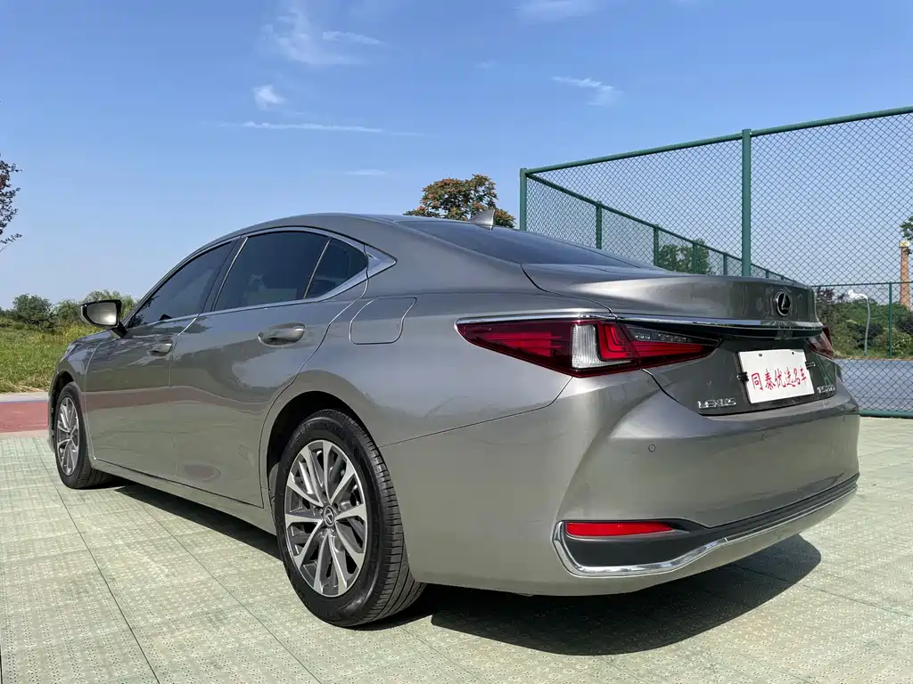 Lexus ES 2022 — фото 19