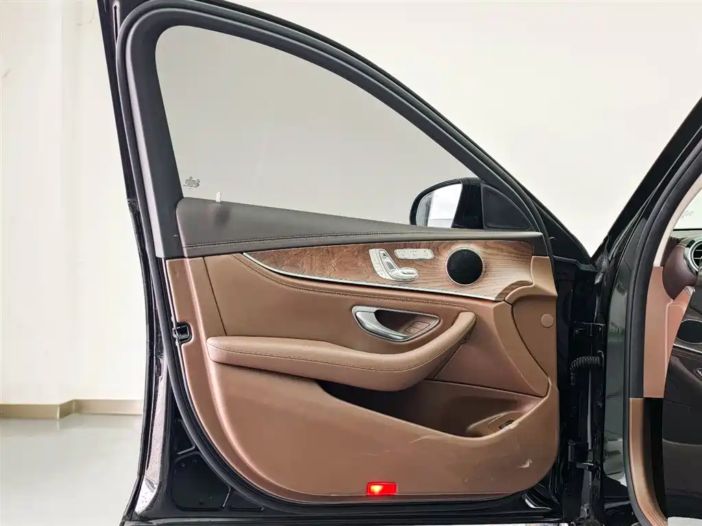 Mercedes-Benz E-Class 2023 — фото 8