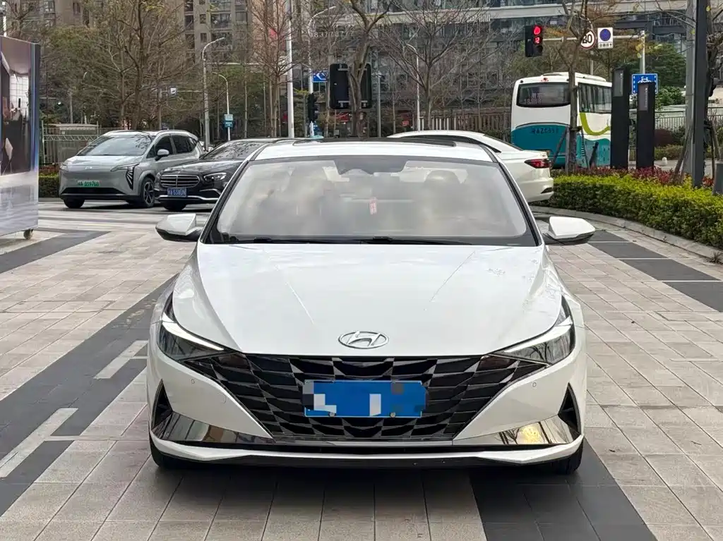 Hyundai Elantra 2022 — фото 1
