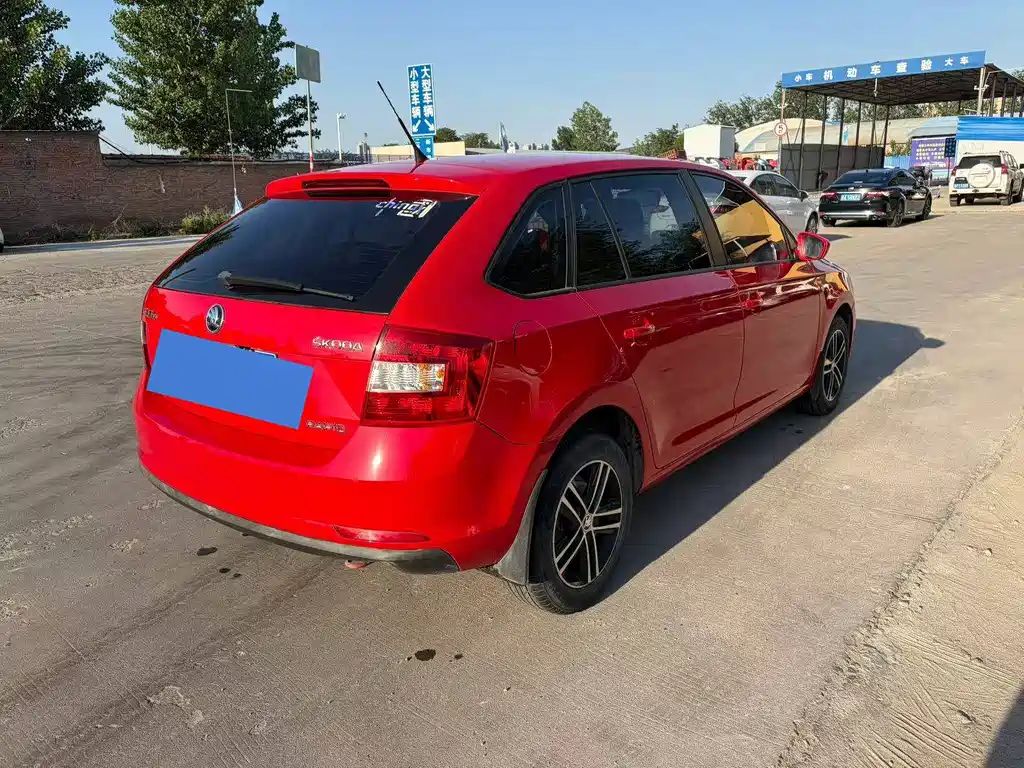 Skoda Rapid Spaceback 2016 — фото 8