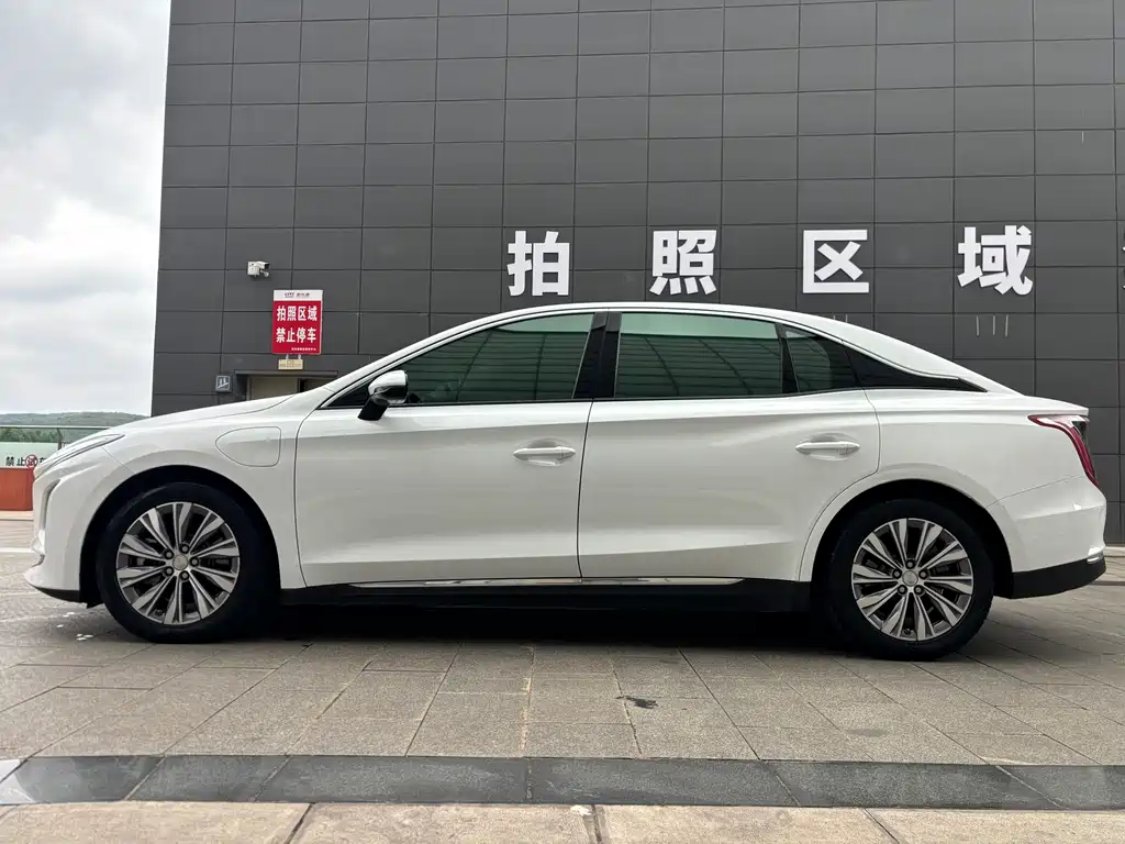 Hongqi E-QM5 2022 — фото 17