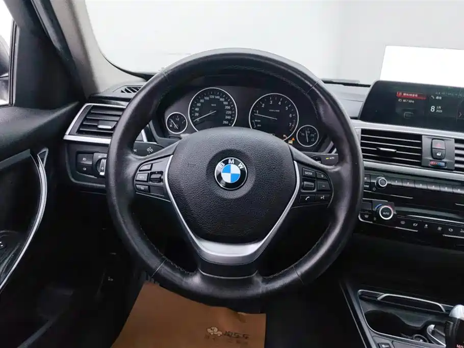BMW 3 Series 2018 — фото 15