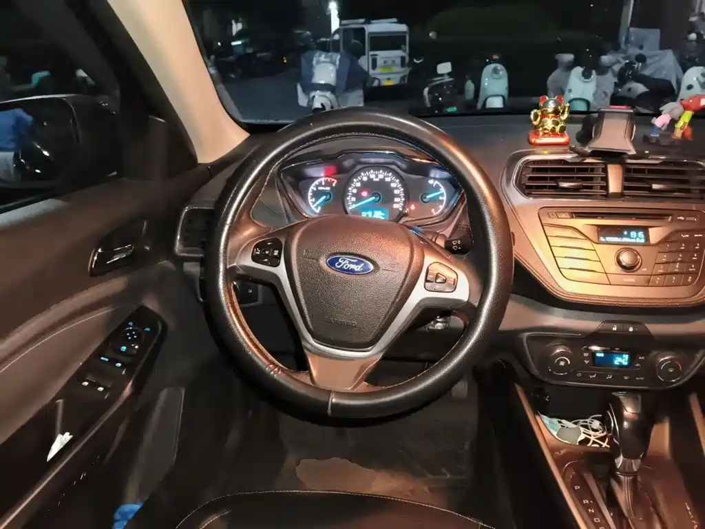 Ford Escort 2015 — фото 11