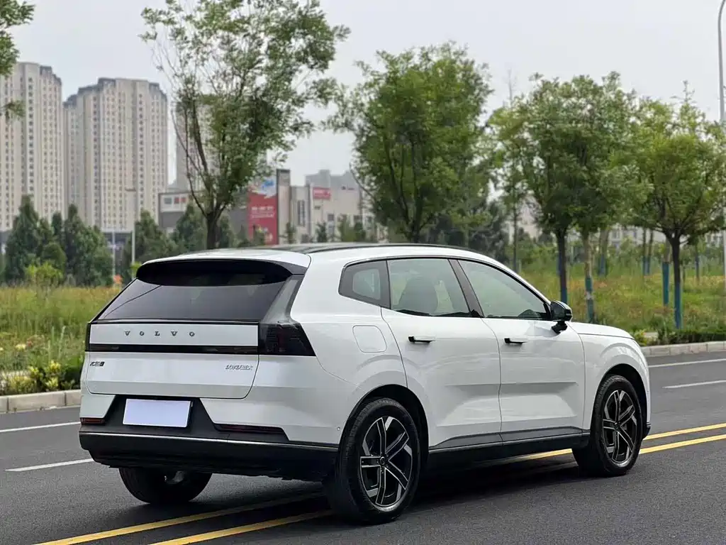 Volvo XC70 PHEV 2025